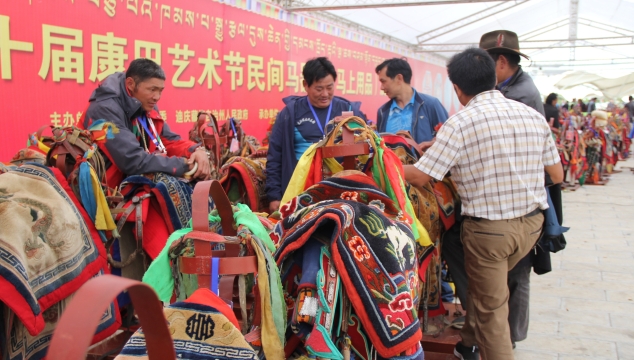 第十屆康巴藝術節(jié)民間馬器具展評活動舉行