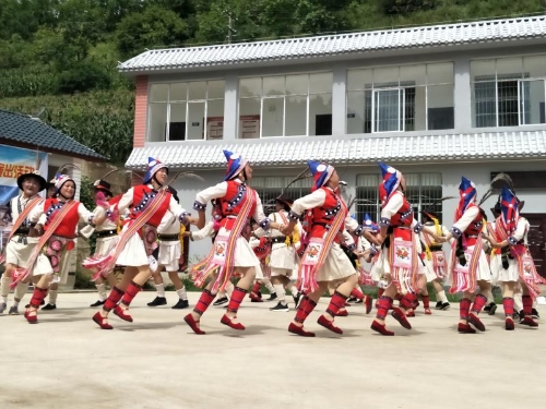 維西縣老年藝術(shù)團向廣大群眾送去精彩的文藝節(jié)目