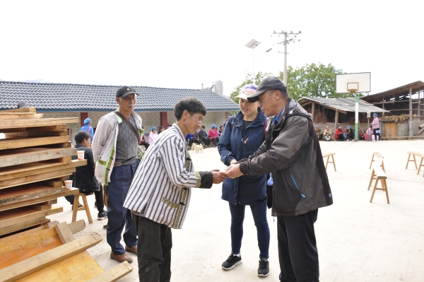 迪慶日報社相關(guān)負(fù)責(zé)人為臘馬洛村民小組村民漢麗送去助學(xué)金