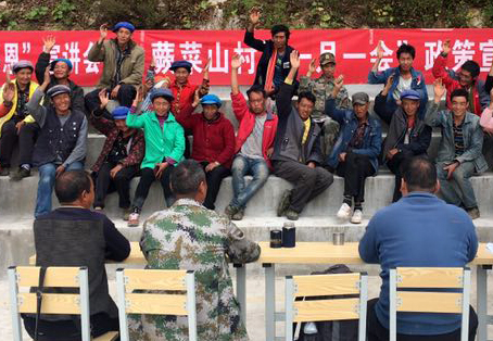 維西縣中路鄉(xiāng)蕨菜山村委會開展“贊身邊人，身邊事，講黨恩，奮脫貧”宣講活動