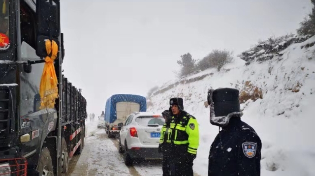 3月1日，迪慶州境內(nèi)普降大雪出行請注意安全