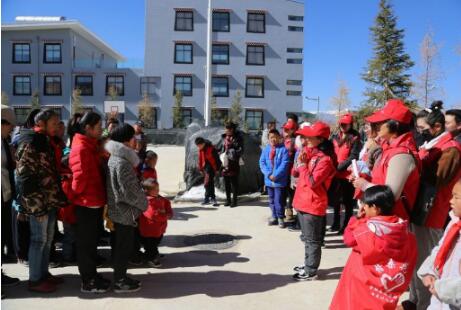 中國(guó)人民銀行迪慶支行兒到童福利院開(kāi)展獻(xiàn)愛(ài)心活動(dòng)
