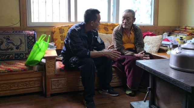 迪慶香格里拉經(jīng)濟開發(fā)區(qū)公安分局民警深入轄區(qū)寺廟開展走訪工作