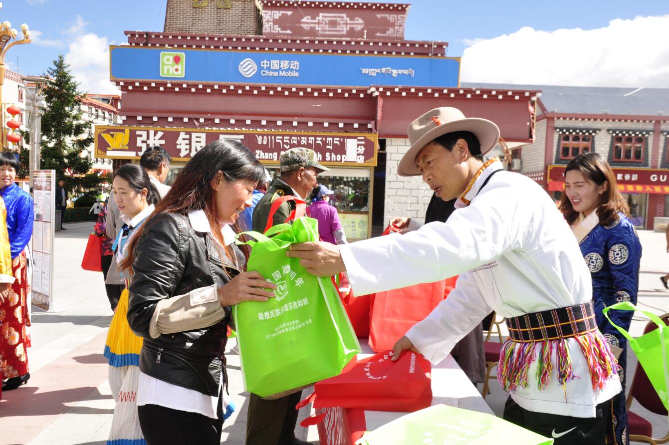 迪慶州開(kāi)展民族宗教政策法規(guī)學(xué)習(xí)月集中宣傳活動(dòng)