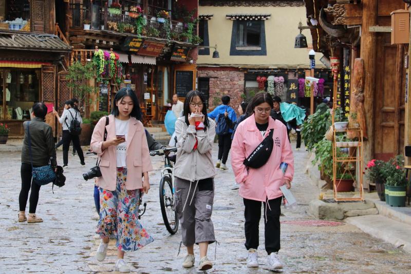 獨(dú)克宗古城迎來(lái)暑期旅游高峰