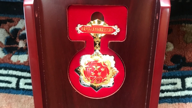 迪慶州為75名老同志頒發(fā)“慶祝中華人民共和國成立70周年”紀(jì)念章