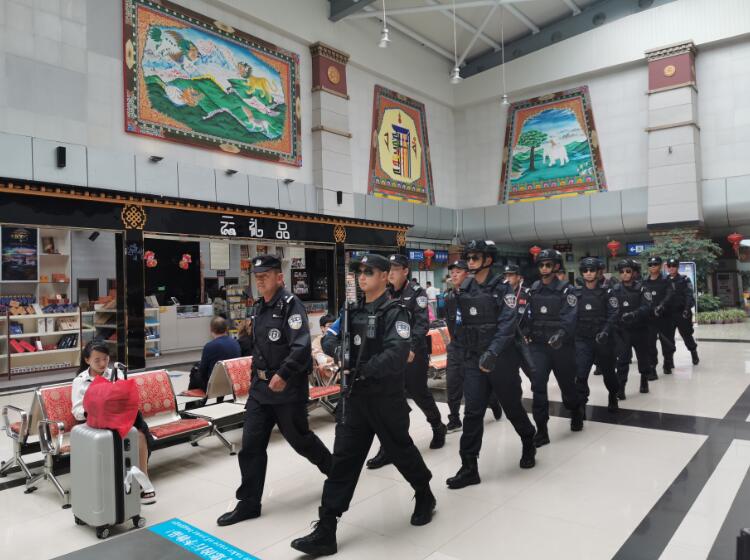 迪慶公安交警部門堅(jiān)守崗位過國慶