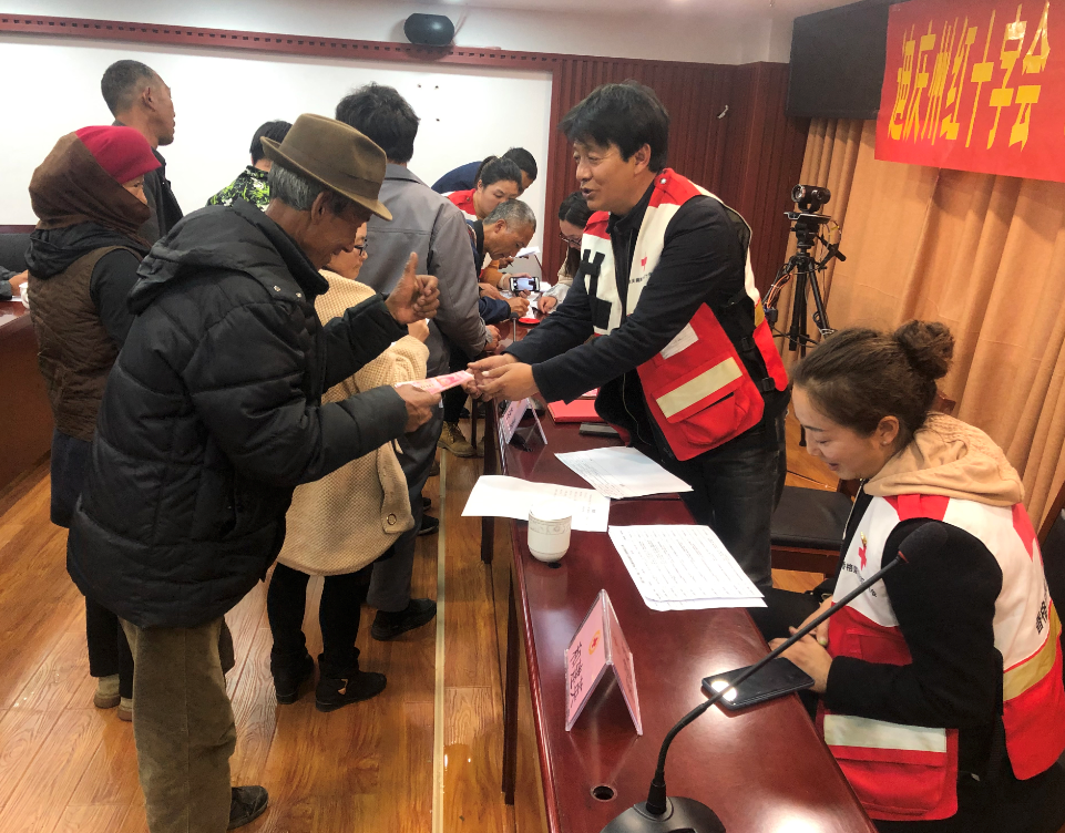 迪慶州紅十字會(huì)捐助貧困大學(xué)生和大病致貧人員