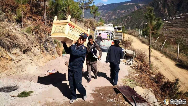 搬新家 住新房 德欽路政大隊(duì)走訪(fǎng)慰問(wèn)特困戶(hù)