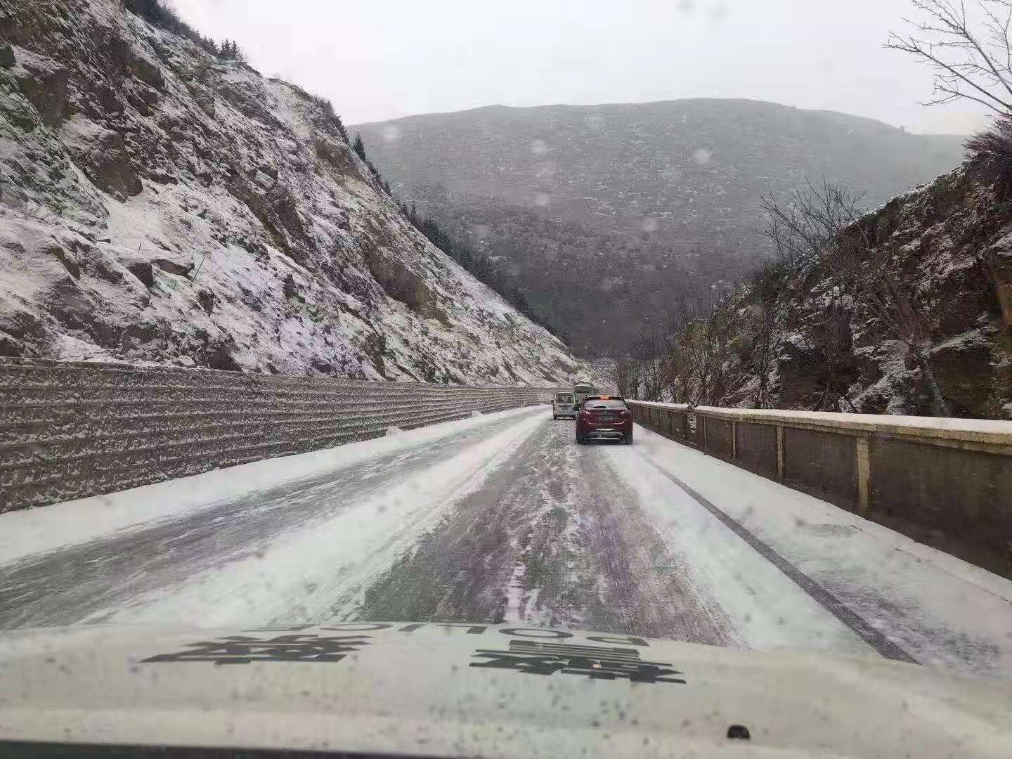 雪后路滑出行要小心！迪慶的親們，最新路況來了