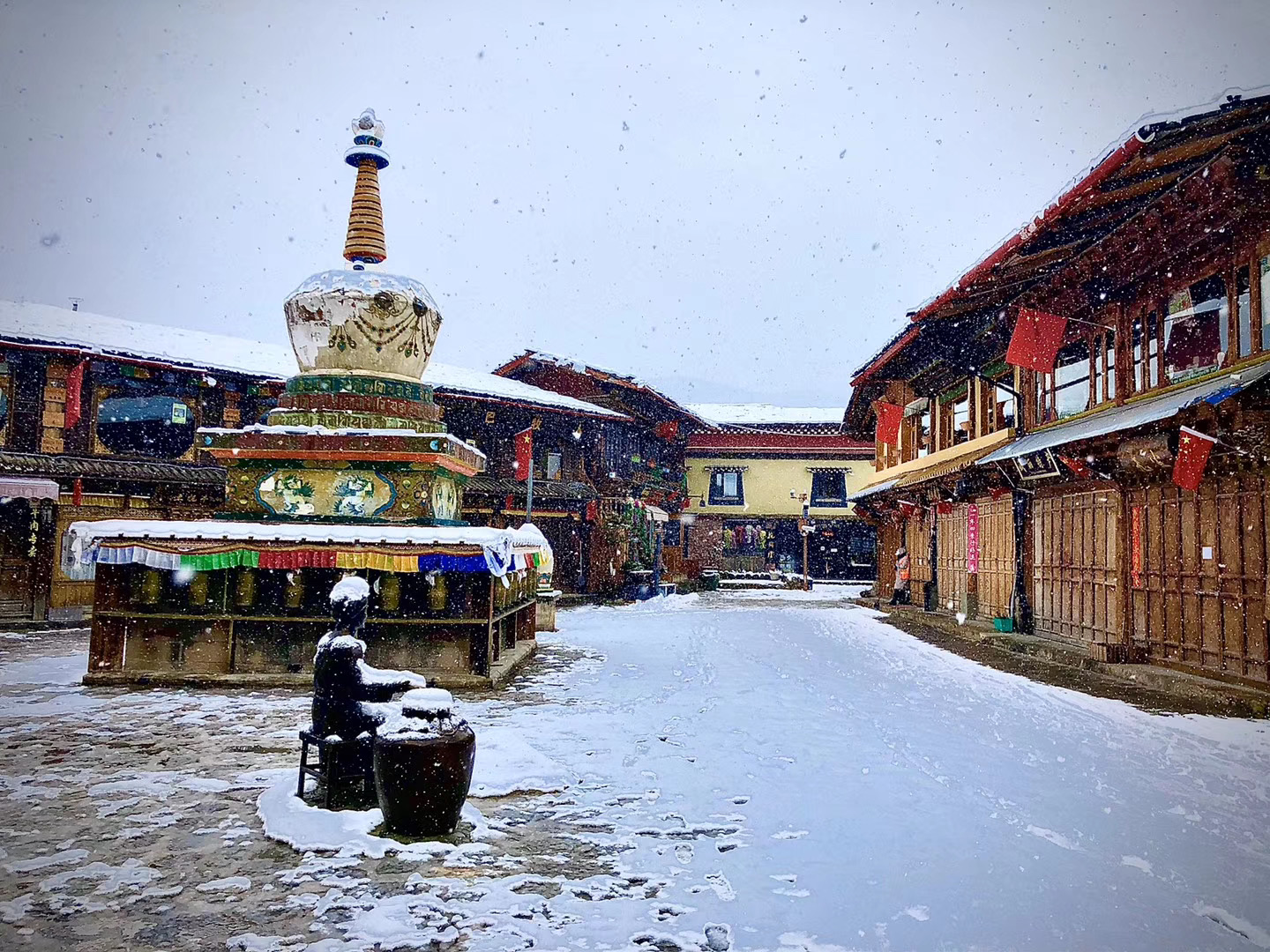 香格里拉又下雪啦！雪景雖美，出門賞雪記得帶上口罩哦！