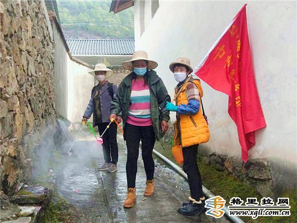 維西縣中路鄉(xiāng)佳禾村婦聯(lián)帶領(lǐng)巾幗紅旗服務隊積極開展防疫工作