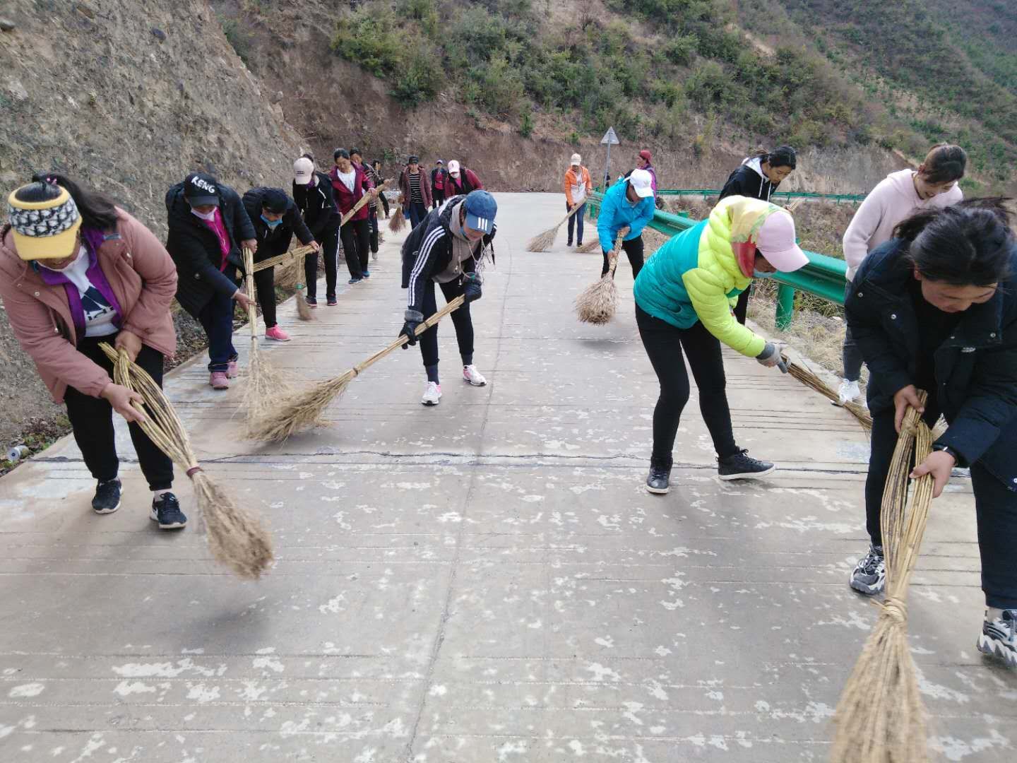 黨員婦女義務掃路展風采