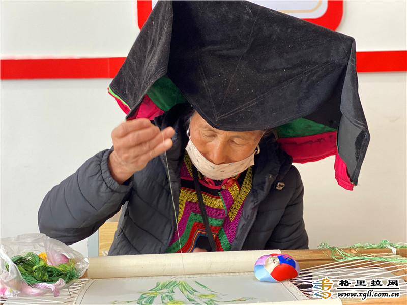 維西縣組織易地扶貧搬遷安置點群眾舉辦非遺扶貧工坊第一期刺繡培訓