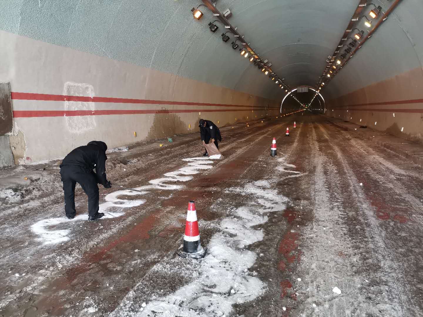 白馬雪山隧道大面積結(jié)冰，德欽交警撒鹽除冰保暢通