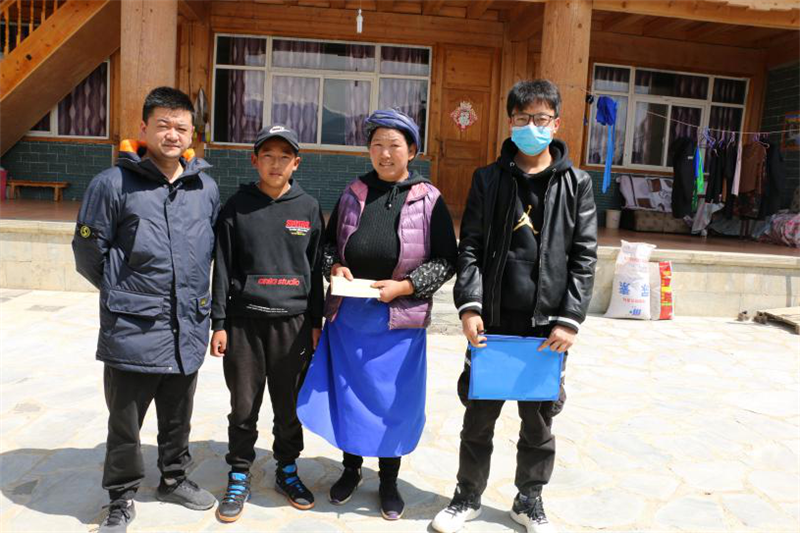 香格里拉市發(fā)放受疫情影響青少年專項(xiàng)助學(xué)金7.5萬(wàn)元