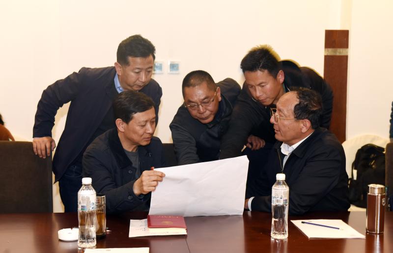 州委書記王以志、州長齊建新趕赴開發(fā)區(qū)森林火災(zāi)一線查看火情