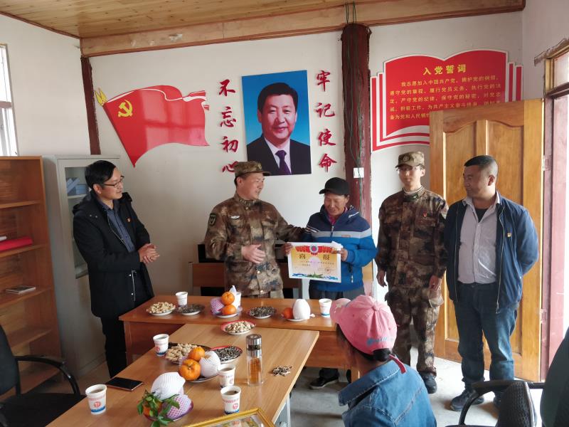 維西縣為立功受獎軍人家屬送喜報