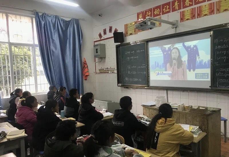 維西縣各學(xué)校收看網(wǎng)絡(luò)直播消防公開課
