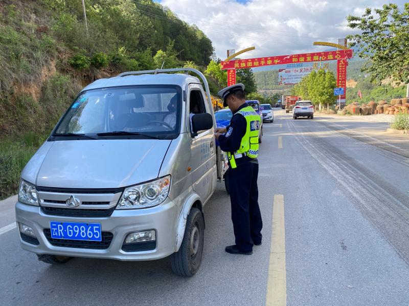 維西交警啟動(dòng)夏季國省道交通秩序?qū)ｍ?xiàng)整治行動(dòng)