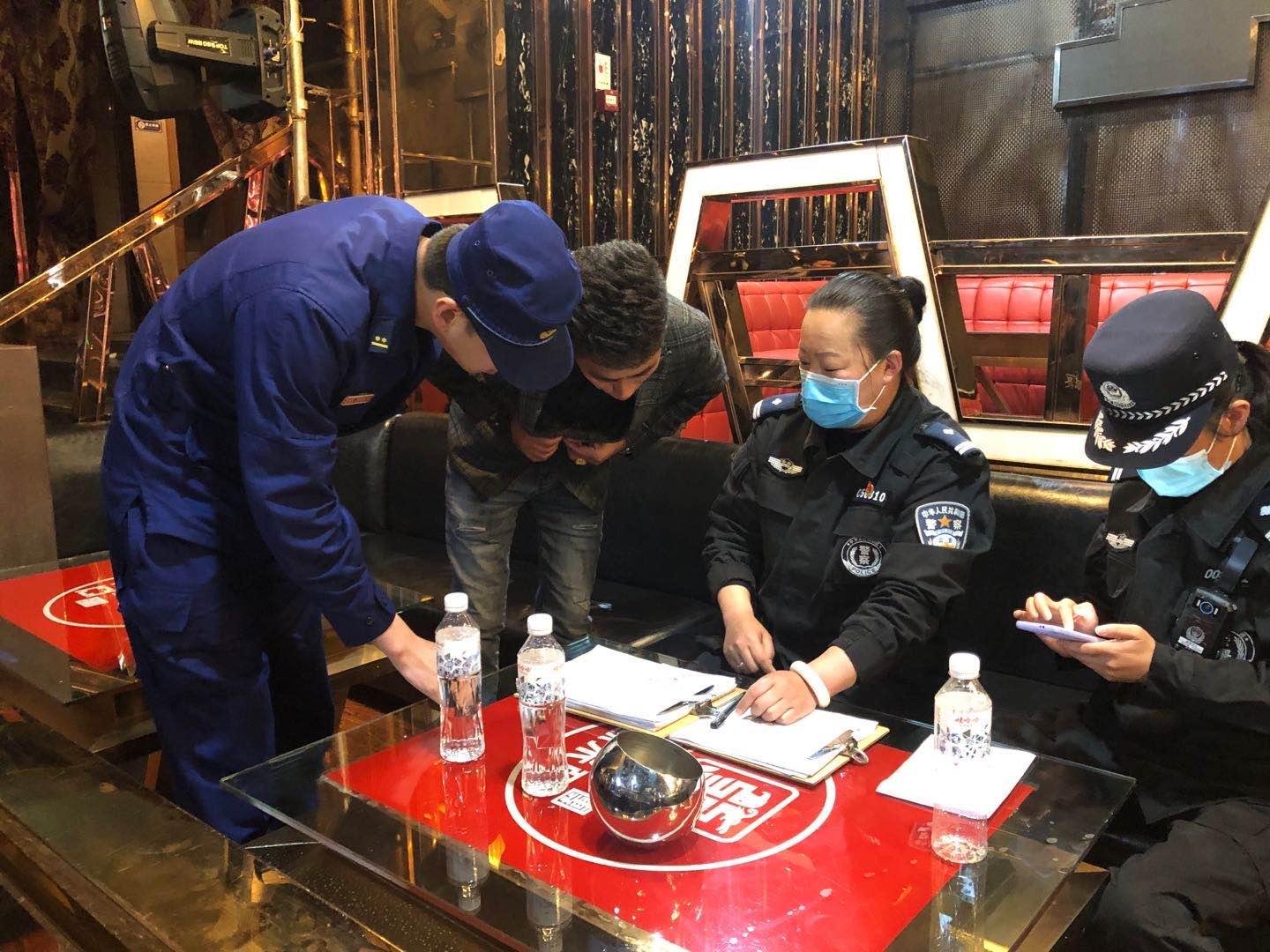 迪慶州消防救援支隊(duì)深入轄區(qū)復(fù)工娛樂場所開展消防安全指導(dǎo)服務(wù)