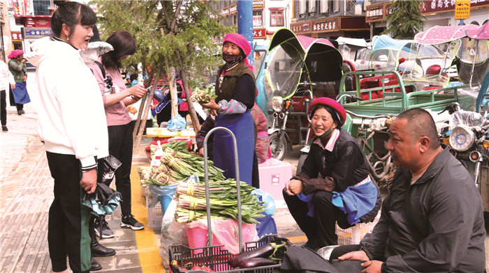 香格里拉市東旺路農(nóng)特產(chǎn)品攤點(diǎn)人氣旺