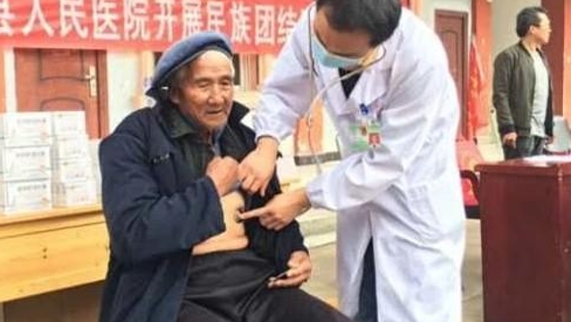 維西縣委辦組織醫(yī)療專家深入共樂村開展“健康扶貧”義診活動(dòng)