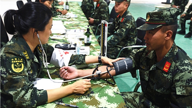 武警云南總隊(duì)醫(yī)院醫(yī)療服務(wù)小分隊(duì)到香格里拉為官兵查體問診