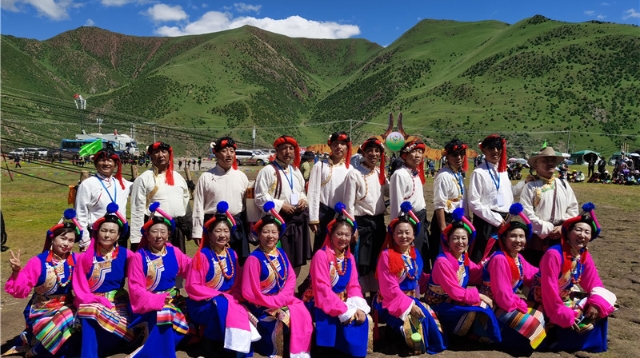 迪慶州文化館雍洽碩弦子民間藝術(shù)團(tuán)參加比如縣第十二屆蘇毗·娜秀文化旅游藝術(shù)節(jié)暨冬蟲夏草展銷會