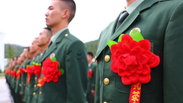 來自武警駐迪慶某隊(duì)一張?zhí)厥獾摹罢?qǐng)假條”