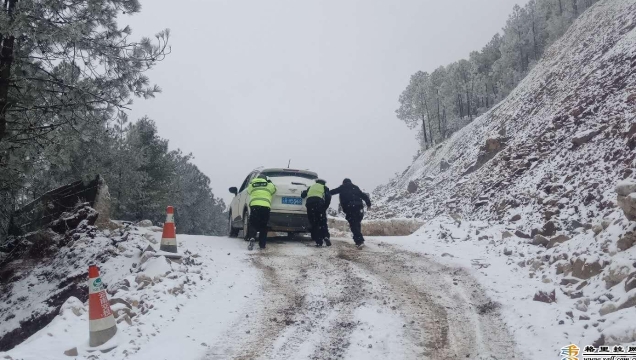 贊！迪慶交警抗冰雪保暢通