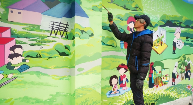 六百工作室的繪制人員描繪愛國衛(wèi)生運動“7個專項行動”墻畫