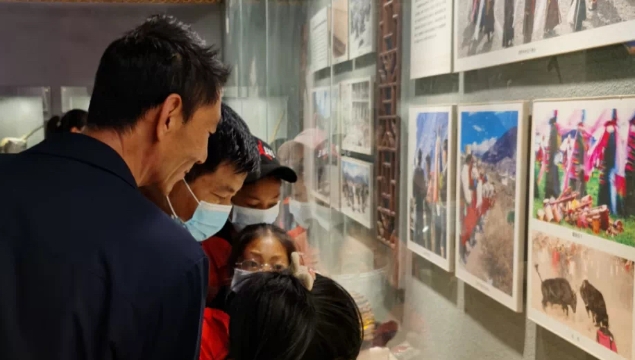 共青團德欽縣委組織開展“青春心向黨 緬懷革命先烈”主題團日系列活動