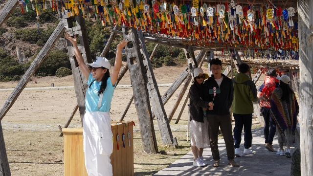 “五一”小長假前三日，普達(dá)措國家公園客流量上萬