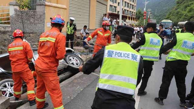 香格里拉經(jīng)濟(jì)開發(fā)區(qū)發(fā)生車禍，4人被困…