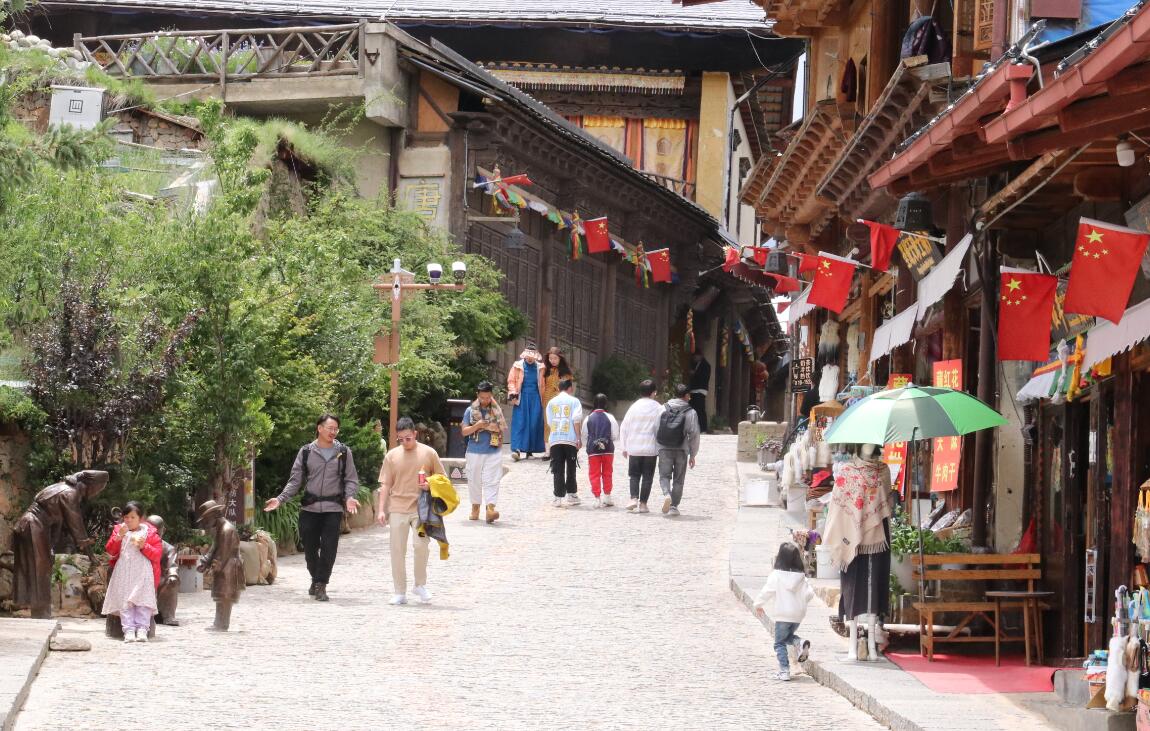 品民俗、賞文化，游客“打卡”香格里拉獨(dú)克宗古城