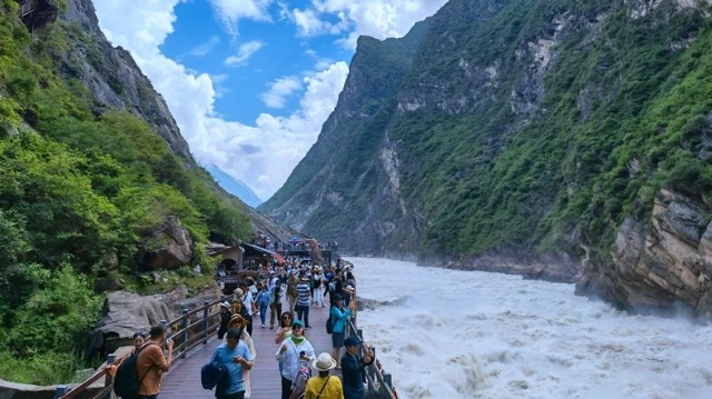香格里拉虎跳峽迎來(lái)旅游小高峰