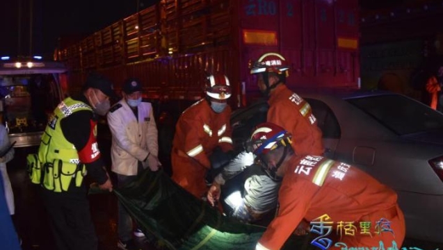 驚險(xiǎn)！轎車追尾掛車，香格里拉多方聯(lián)動(dòng)救助被困司機(jī)