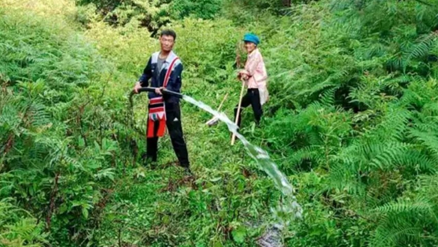 拉嘎洛村“兩委”：引來山泉水 甜了群眾心
