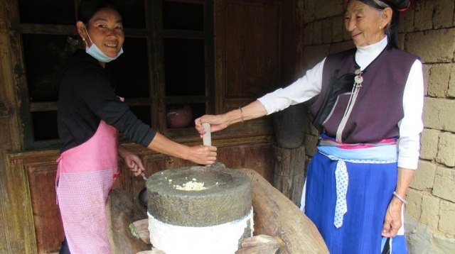 塔城鎮(zhèn)啟別村哈達(dá)村民在自家豆花作坊磨豆腐