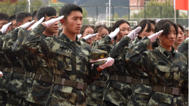 請檢閱，州民專軍訓(xùn)匯報表演！