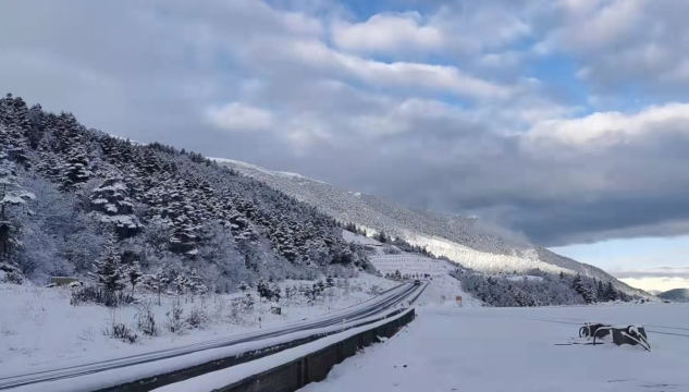 過往白馬雪山的駕駛員，請(qǐng)攜帶防滑鏈