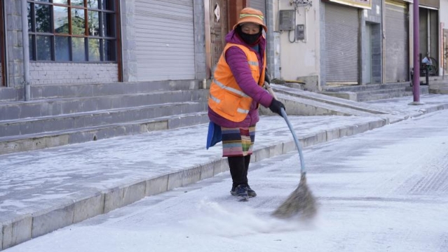 降雪后，香格里拉環(huán)衛(wèi)工掃雪不停歇