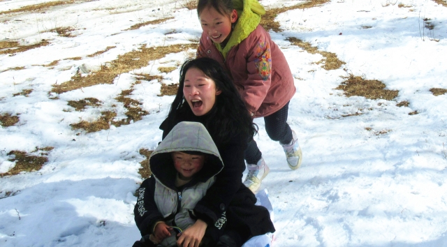 雪后，這里成了孩子們的“滑雪場(chǎng)”