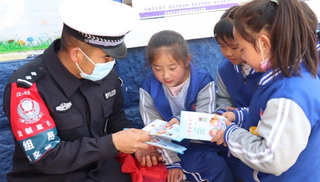 護(hù)學(xué)民警正在校園內(nèi)進(jìn)行安全知識宣傳