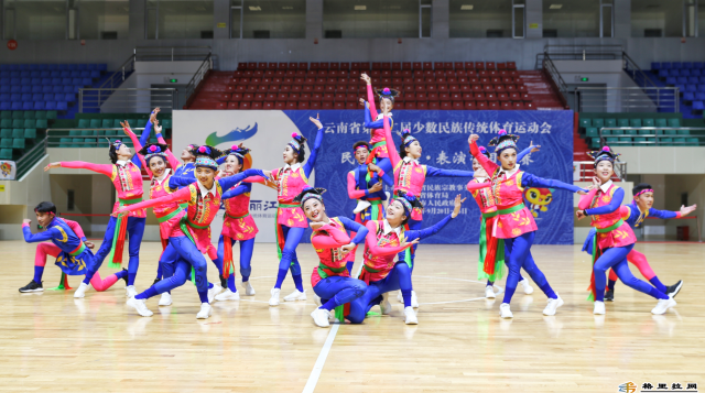 迪慶代表隊(duì)在省民族運(yùn)動會民族健身操項(xiàng)目比賽中展風(fēng)采