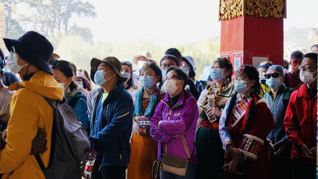 長假第一天松贊林景區(qū)秩序井然