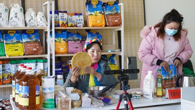 迪慶高原特色農(nóng)產(chǎn)品促銷活動在迪慶郵政分公司大院內(nèi)舉行