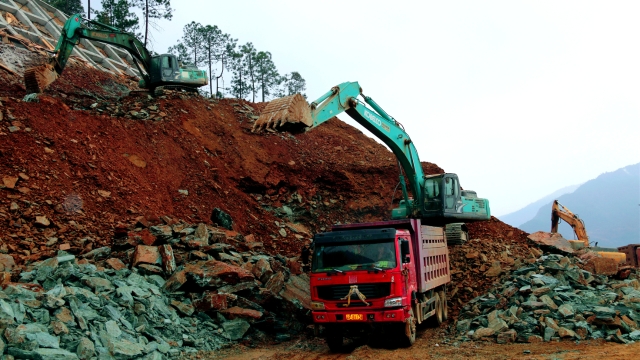 【建設(shè)社會主義現(xiàn)代化新迪慶一日一播報(bào)】新香維公路復(fù)工復(fù)產(chǎn)熱火朝天