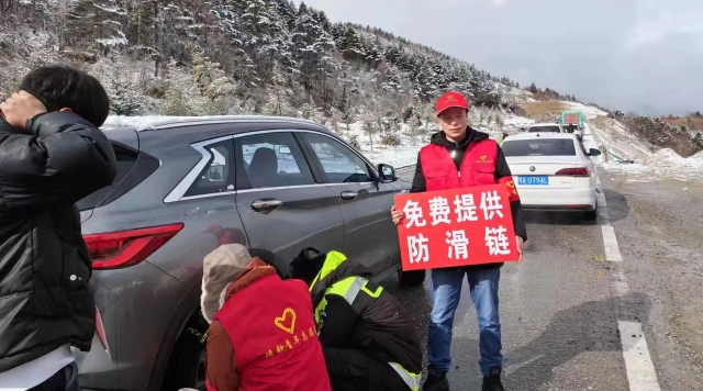 “熒光綠”+“志愿紅”，成為白茫雪山最靚麗的底色